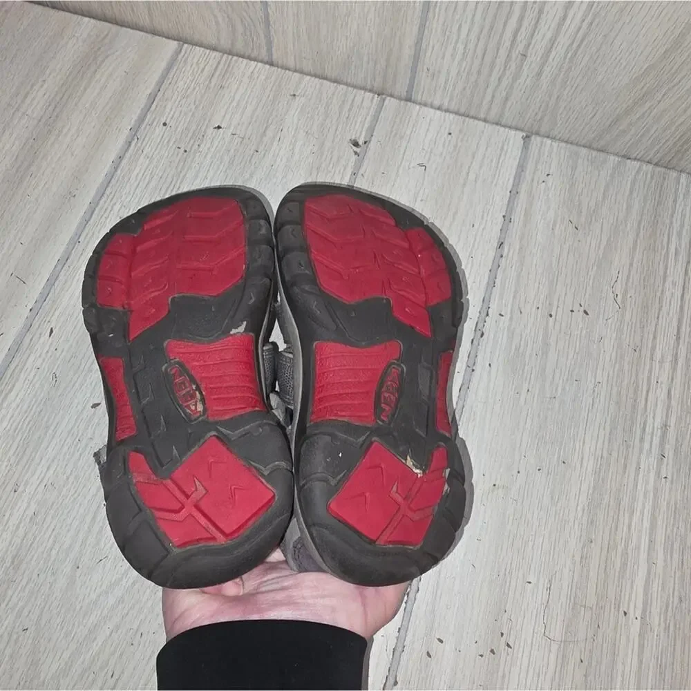 KEEN Kids' Charcoal and Crimson Sports Sandals Shoes 13 Gorpcore Camping Hiking